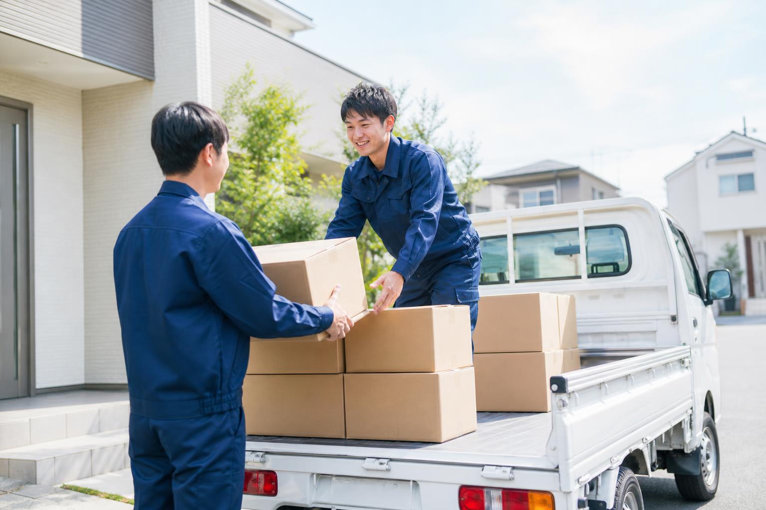 お荷物の引き取り相談：積まれた段ボールの引き取り